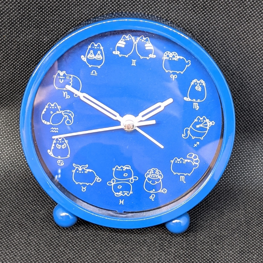 Pusheen table clock